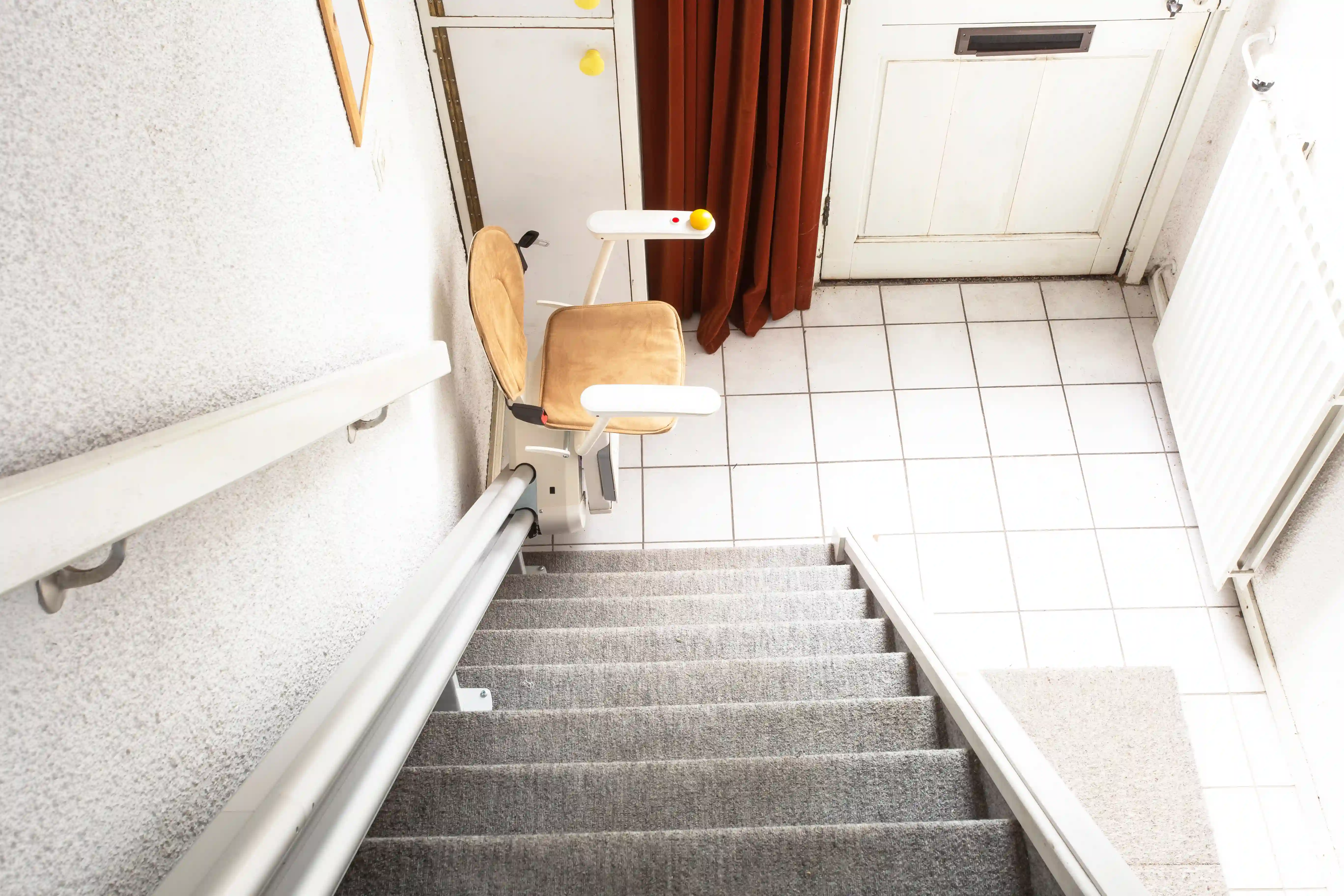 Intégration d'un monte-escalier droit dans un intérieur lumineux